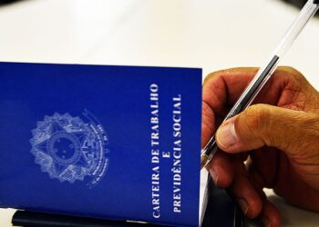 Brasil atinge recorde de 66,8% da população ocupada contribuindo para a previdência