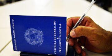 Brasil atinge recorde de 66,8% da população ocupada contribuindo para a previdência