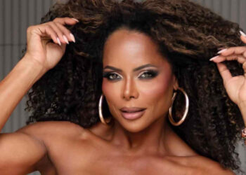 Apresentadora Adriana Bombom Sofre Queda de Bicicleta na Orla de Ipanema