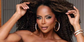 Apresentadora Adriana Bombom Sofre Queda de Bicicleta na Orla de Ipanema