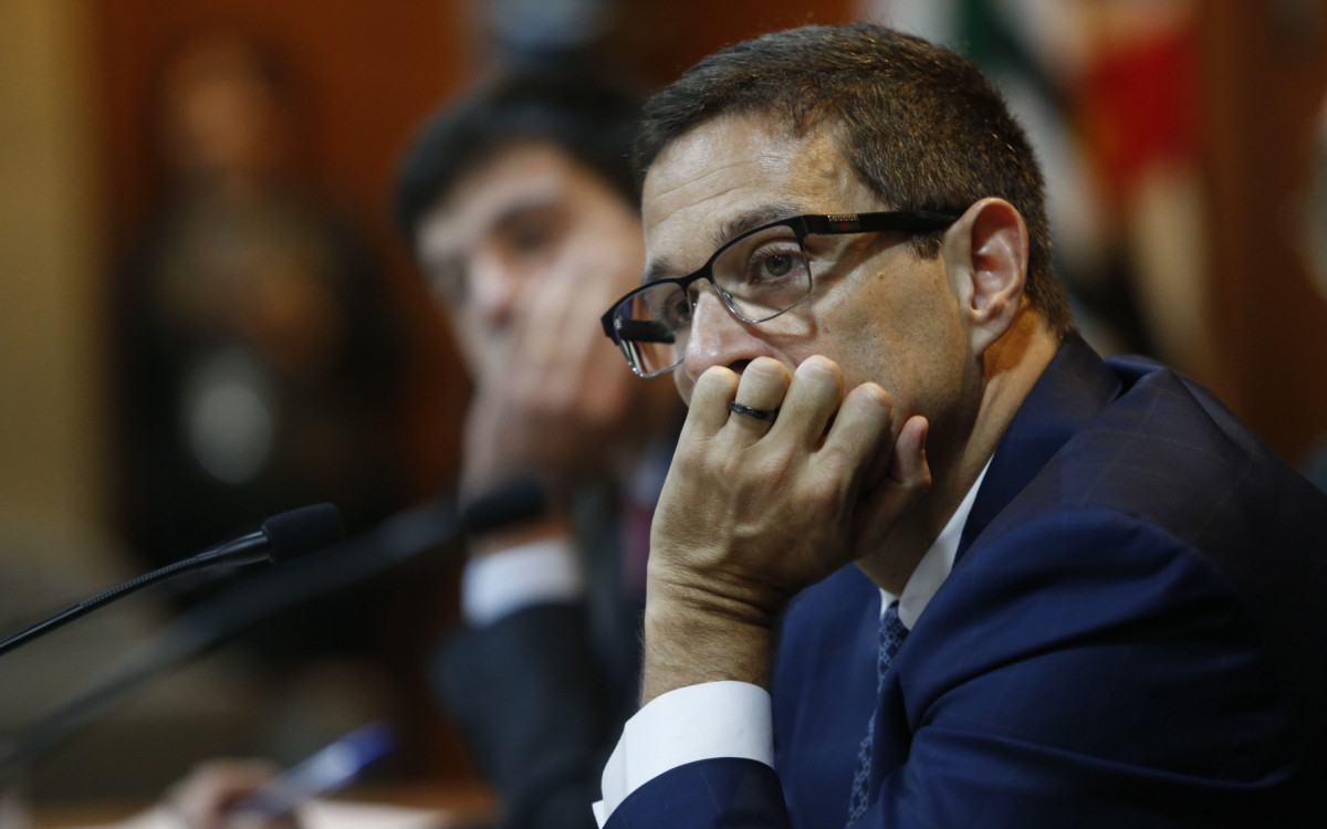 Deputado do PT pede à PGR investigação sobre possível omissão de Campos Neto na supervisão do Banco Master.