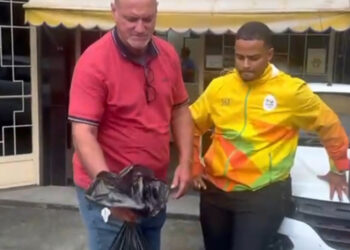 Suspeito é detido ao despachar anabolizantes ilegais em agência postal no Rio. Polícia investiga venda clandestina.