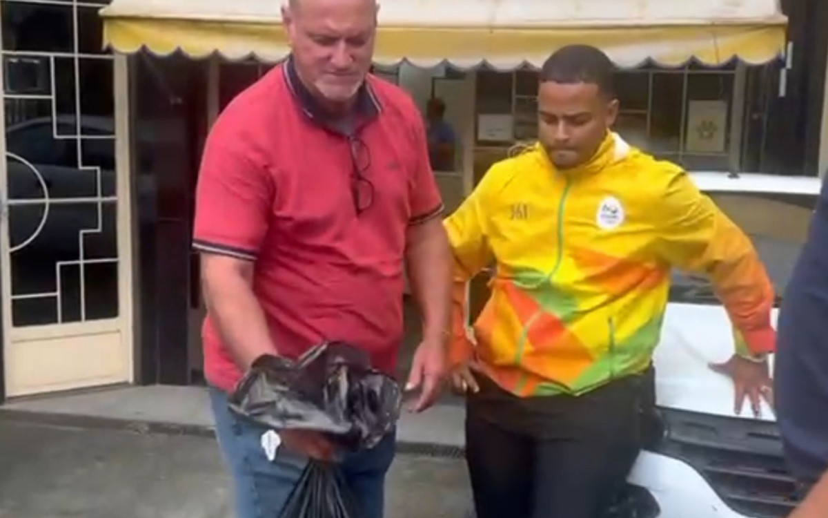 Suspeito é detido ao despachar anabolizantes ilegais em agência postal no Rio. Polícia investiga venda clandestina.