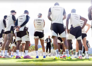 Técnico estabelece regras internas rígidas para conter excessos e reforçar disciplina do elenco rubro-negro.