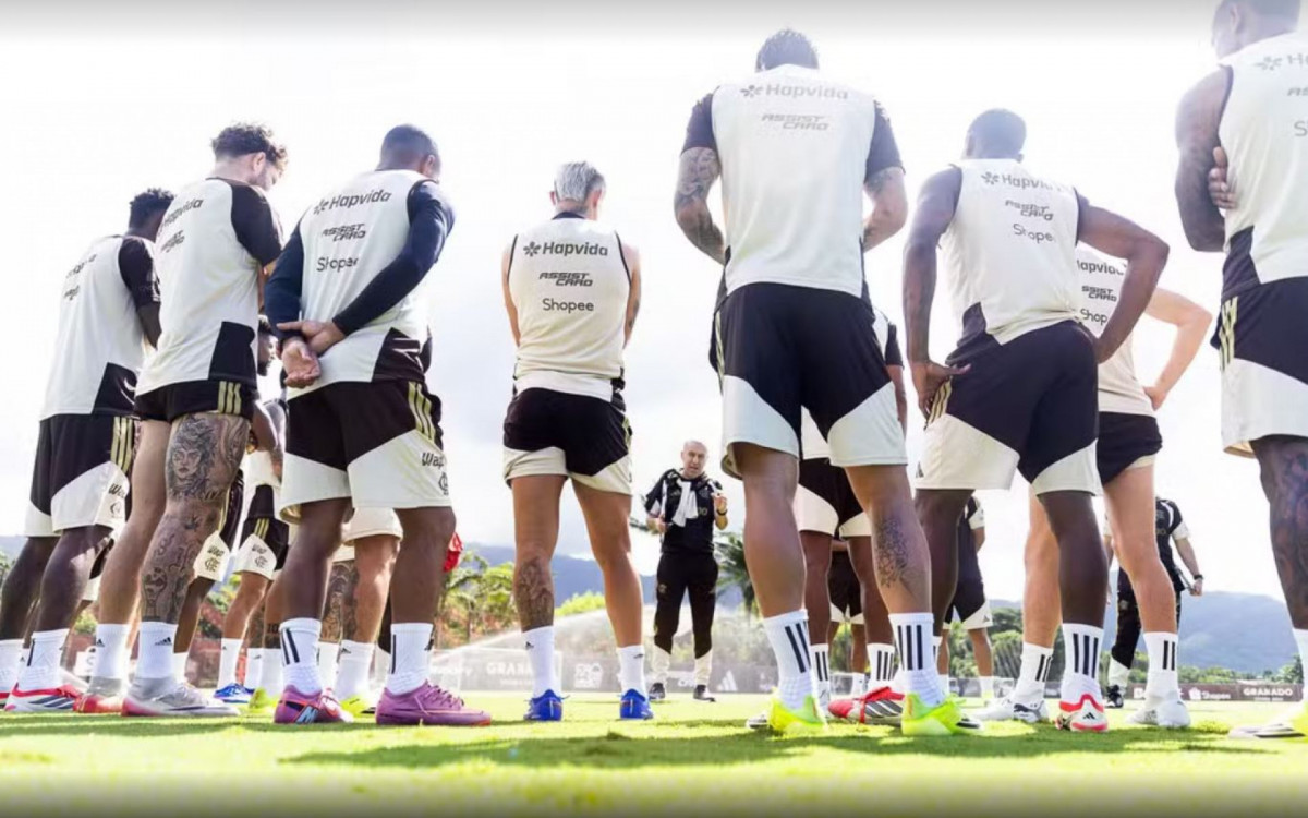 Técnico estabelece regras internas rígidas para conter excessos e reforçar disciplina do elenco rubro-negro.