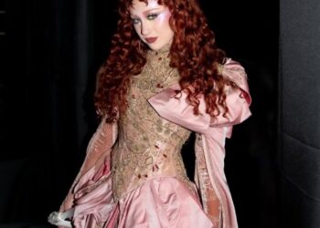 Chappell Roan esclarece polêmica com família de Jorginho após Lollapalooza