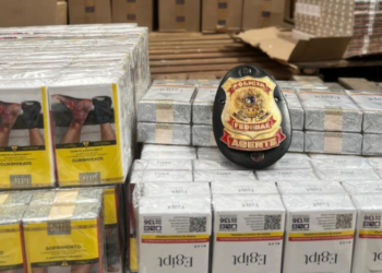 Polícia apreende carga de cigarros clandestinos e investiga esquema de distribuição ilegal em operação de combate ao contrabando.