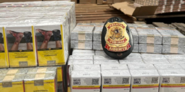 Polícia apreende carga de cigarros clandestinos e investiga esquema de distribuição ilegal em operação de combate ao contrabando.
