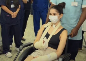 Jovem de São Gonçalo que sobreviveu a ataque a facadas recebe alta hospitalar sob aplausos e emoção de familiares e amigos.