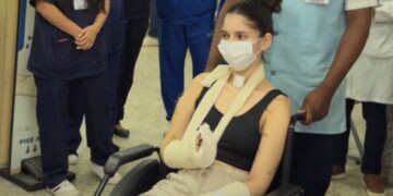 Jovem de São Gonçalo que sobreviveu a ataque a facadas recebe alta hospitalar sob aplausos e emoção de familiares e amigos.