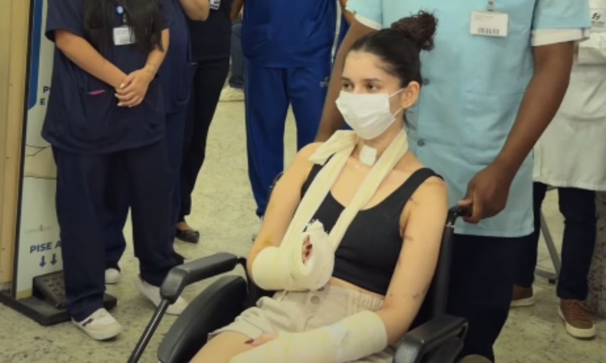 Jovem de São Gonçalo que sobreviveu a ataque a facadas recebe alta hospitalar sob aplausos e emoção de familiares e amigos.