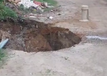 Moradores denunciam cratera em estrada de São Gonçalo após chuva e transporte é afetado.