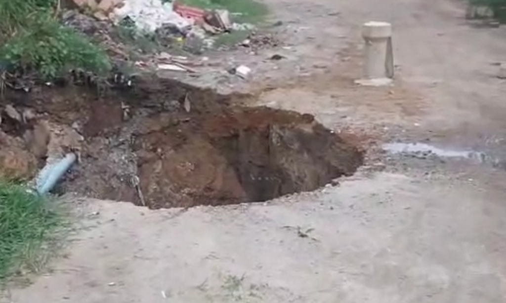 Moradores denunciam cratera em estrada de São Gonçalo após chuva e transporte é afetado.