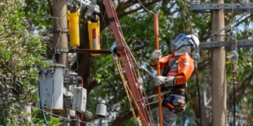 Furto de cabos elétricos aumenta no Rio de Janeiro e deixa cerca de 17 mil clientes sem energia, causando prejuízos e mobilizando equipes de reparo.