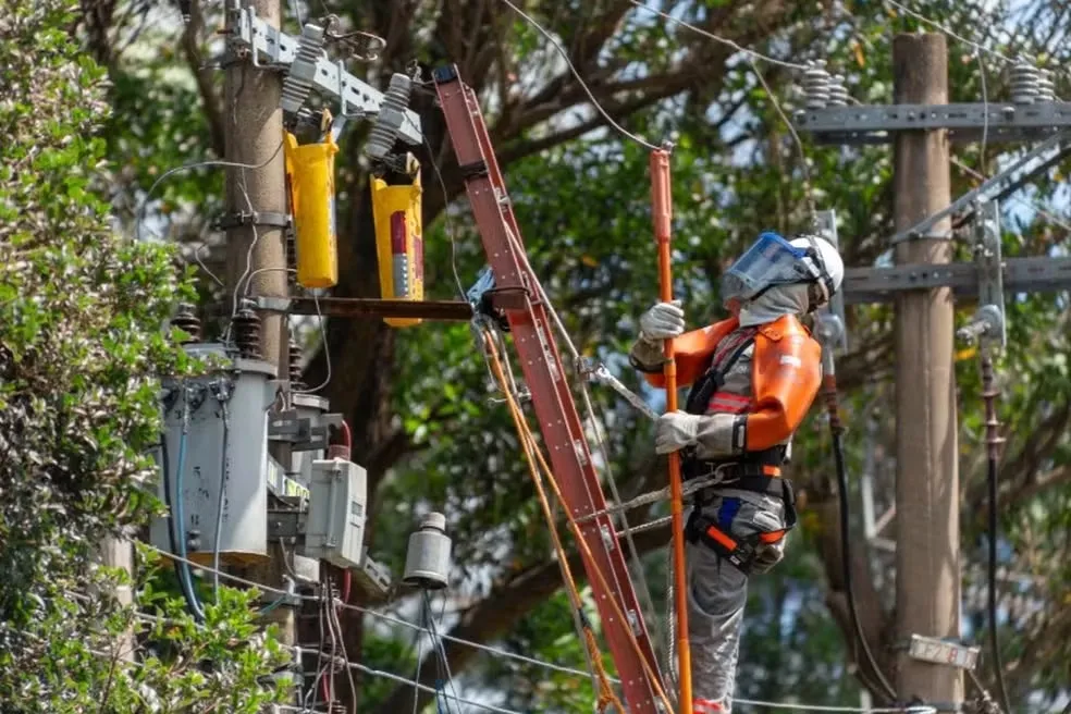 Furto de cabos elétricos aumenta no Rio de Janeiro e deixa cerca de 17 mil clientes sem energia, causando prejuízos e mobilizando equipes de reparo.