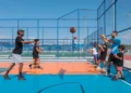 Moradores de São Gonçalo participam de aulas gratuitas de basquete em parque público com atividades para todas as idades.