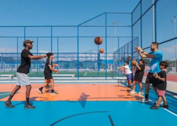 Moradores de São Gonçalo participam de aulas gratuitas de basquete em parque público com atividades para todas as idades.