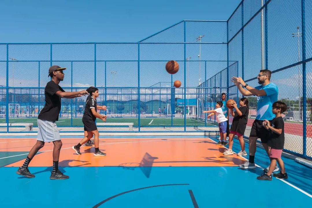 Moradores de São Gonçalo participam de aulas gratuitas de basquete em parque público com atividades para todas as idades.