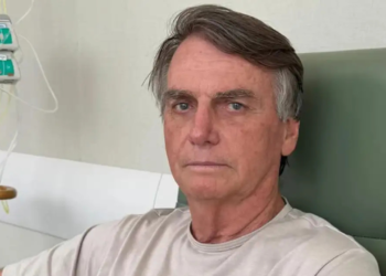 Alexandre de Moraes concede prisão domiciliar a Bolsonaro por 90 dias para recuperação médica