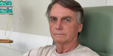 Alexandre de Moraes concede prisão domiciliar a Bolsonaro por 90 dias para recuperação médica