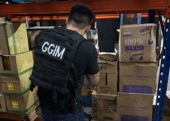 Operação Pharmakon descarta alimentos impróprios em fiscalização de supermercado em Niterói