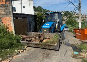 Ação integrada remove 25 toneladas de barricadas e libera acessos em comunidades de Niterói, melhorando circulação e serviços.