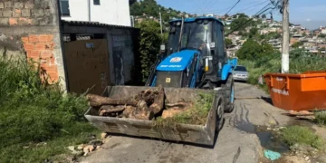 Ação integrada remove 25 toneladas de barricadas e libera acessos em comunidades de Niterói, melhorando circulação e serviços.