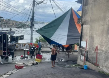 Polícia Militar encerra dois eventos irregulares em Niterói por falta de licença e reforça fiscalização na cidade.