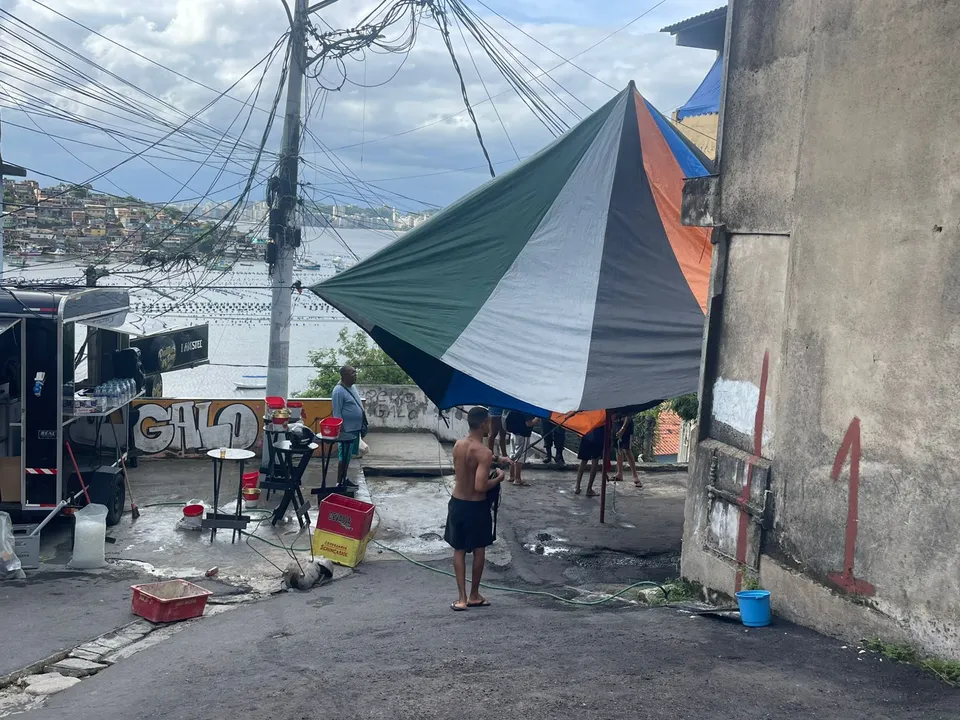 Polícia Militar encerra dois eventos irregulares em Niterói por falta de licença e reforça fiscalização na cidade.