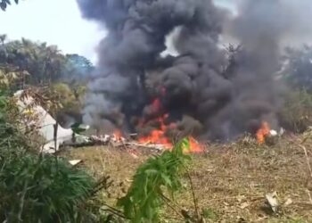 Queda de avião militar na Colômbia deixa 8 mortos e 77 feridos; investigação em andamento