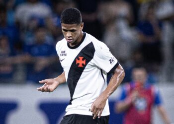 Cauan Barros brilha e é expulso em empate do Vasco com Cruzeiro pelo Brasileirão