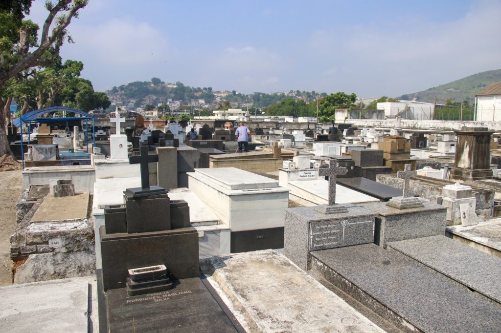 Projeto em Niterói pode permitir que pets sejam sepultados junto aos tutores em cemitérios, seguindo regras sanitárias e autorização municipal.