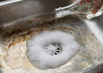 Método Econômico Remove Manchas da Pia da Cozinha com Ingredientes Simples