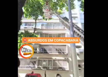 Bombeiros removem porta presa em árvore após queda de prédio em Copacabana