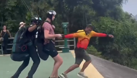 Instrutor de parapente cai em área de mata durante salto em Niterói. Equipes de resgate foram acionadas e prestaram atendimento.