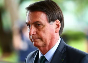 Bolsonaro recebe alta hospitalar e inicia prisão domiciliar humanitária por 90 dias em Brasília