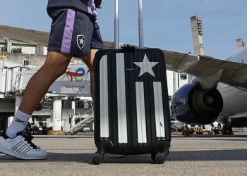 Botafogo supera imprevisto e desembarca em SP para jogo contra o Palmeiras