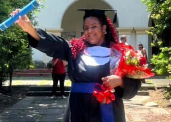 Mulher trans supera barreiras e ingressa na UFRRJ após 25 anos longe da escola