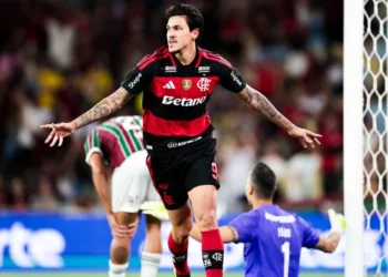 Flamengo vence Fluminense por 2 a 1 com dois gols de Pedro no Maracanã