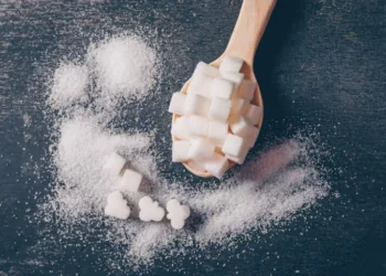 Consumo excessivo de açúcar enfraquece imunidade e eleva risco de doenças, alerta especialista