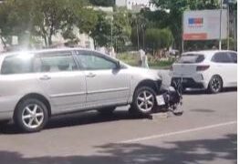 Colisão entre moto e carro deixa mulher ferida no Centro de Niterói