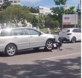 Colisão entre moto e carro deixa mulher ferida no Centro de Niterói