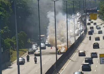 Carro em chamas na Linha Amarela interdita via e causa engarrafamentos no Rio