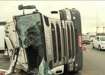 Caminhão tomba na BR-101 em Niterói e causa congestionamento de 5 km