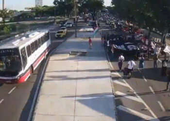 Protesto de professores por melhores salários causa lentidão no trânsito do Centro do Rio