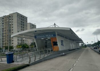 Mulher é ferida em tentativa de assalto na estação BRT Minha Praia, no Rio