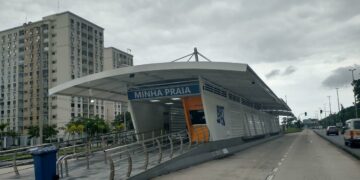 Mulher é ferida em tentativa de assalto na estação BRT Minha Praia, no Rio