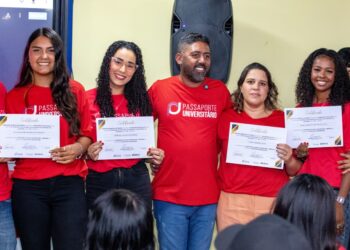 Prefeitura de Maricá entrega certificados do Passaporte Universitário para curso de Medicina