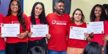 Prefeitura de Maricá entrega certificados do Passaporte Universitário para curso de Medicina