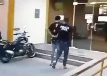 Casal é preso por tortura de bebê na Região dos Lagos após alerta de hospital